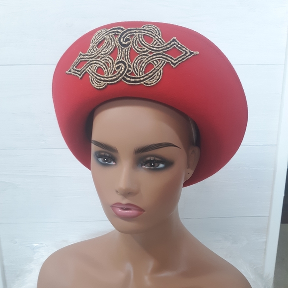Vintage red felt medallion hat - Picture 3 of 6